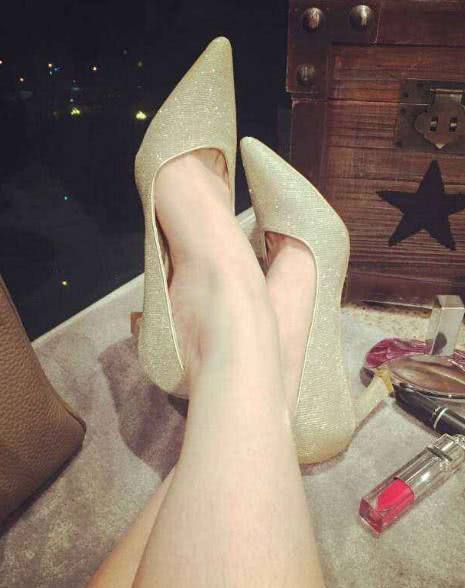 精致高雅的尖头亮片高跟鞋，简约搭配，让你魅力十足