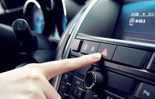 跑高速时突然下大暴雨，打开雾灯还是双闪?很多车主弄错了!