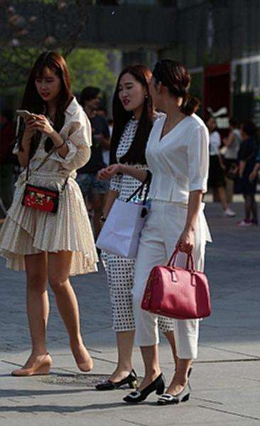 街拍: 三个闺蜜一起逛街, 纯白色的美女才是完美, 不是吗?