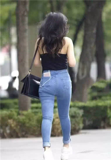 清爽的小姐姐，紧身牛仔裤勾勒丰腴阔达的线条，厚厚的很可爱