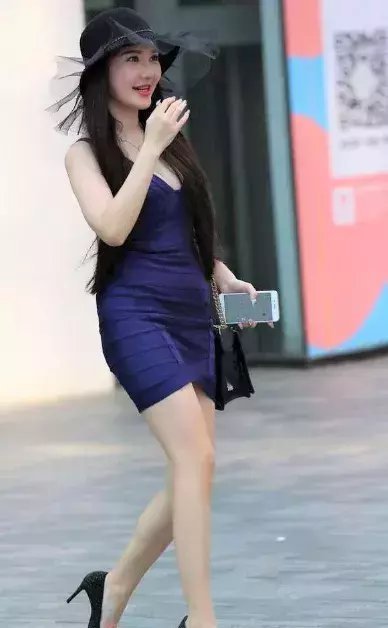 美女肉色连衣裙, 身材性感, 显示出自己的臀围