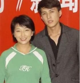  『江珊』52岁江珊老公近照，小自己15岁，比靳东还帅气，女儿长得很漂亮