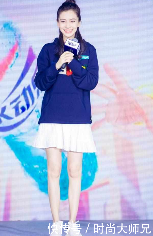 baby出席活动，一直拉扯衣服好尴尬，网友：这样穿好性感