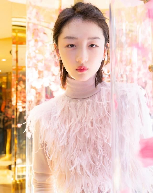 『很快』女生这四种发型留久了,发际线会很快上移,赶紧换了吧!