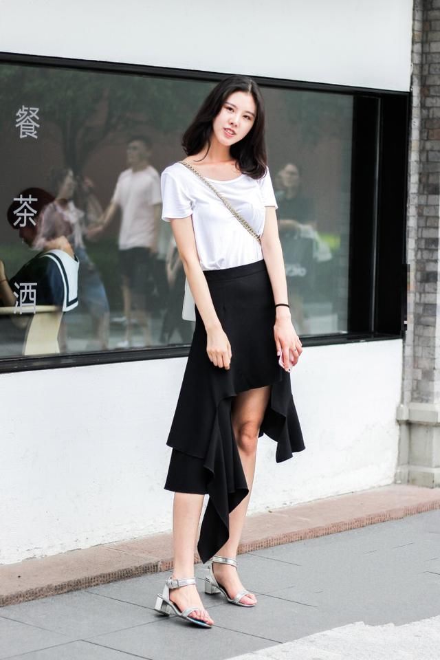 街拍：路遇夏日街头美女，黑色高跟鞋塑造优雅美足，充满女性韵味