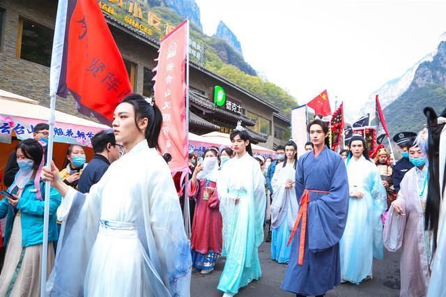  「汉服」汉服为什么突然就火了起来？因为当年爱披床单的熊孩子长大了