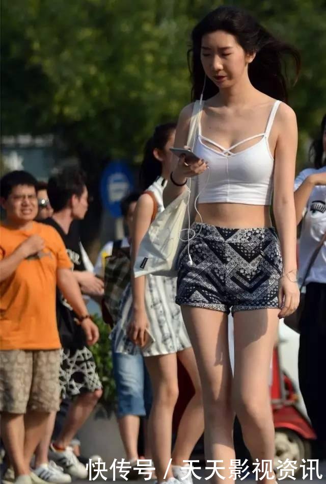 街拍美女: 第一位出现在街头很容易出事情, 第三位我足足看了半个