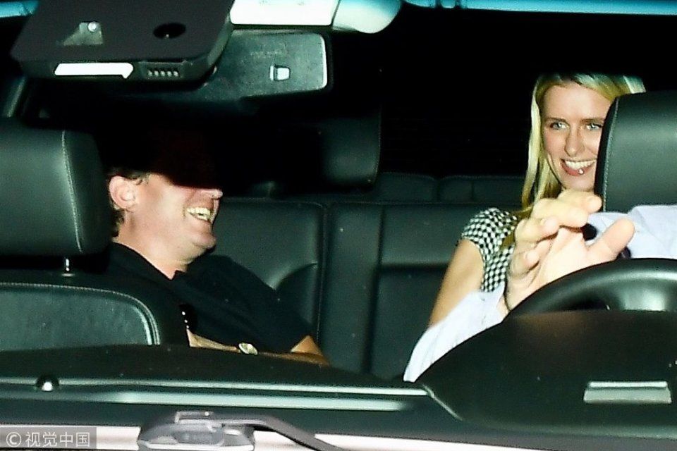 妮基希尔顿高开衩秀美腿性感露背 与老公甜蜜赴晚餐牵手超恩爱