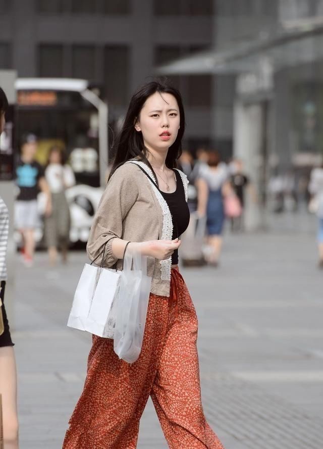  『动人』小姐姐笑容妩媚，外搭一件皮草马甲，身姿动人
