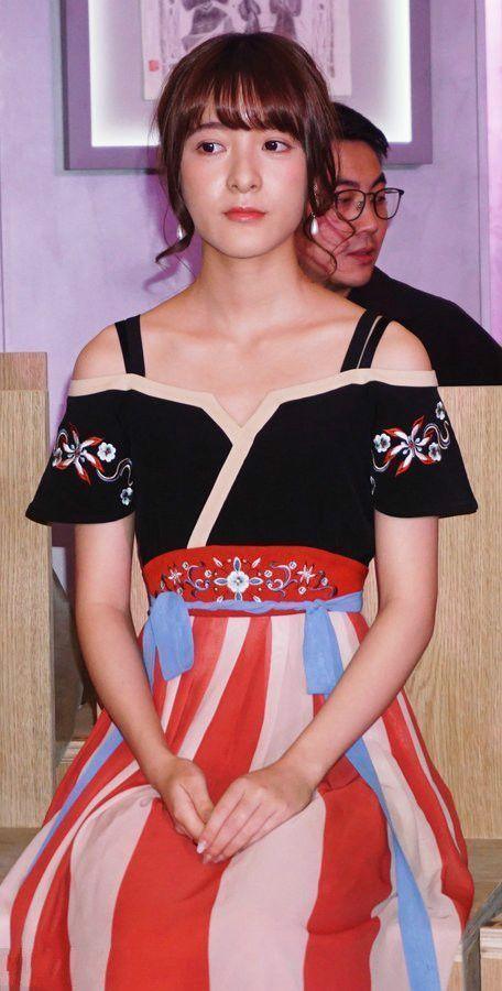 长江七号的徐娇长大了，素颜现身机场，毫无朝气！