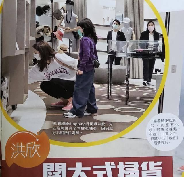  「商场」48岁洪欣打扮靓丽出门逛街，6岁女儿张晞彤长高变潮妞，母女购物出手豪气