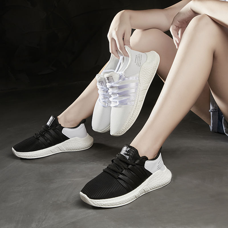 别再傻傻穿磨脚的高跟鞋了，女神都在穿运动鞋，舒适柔软逛街必备