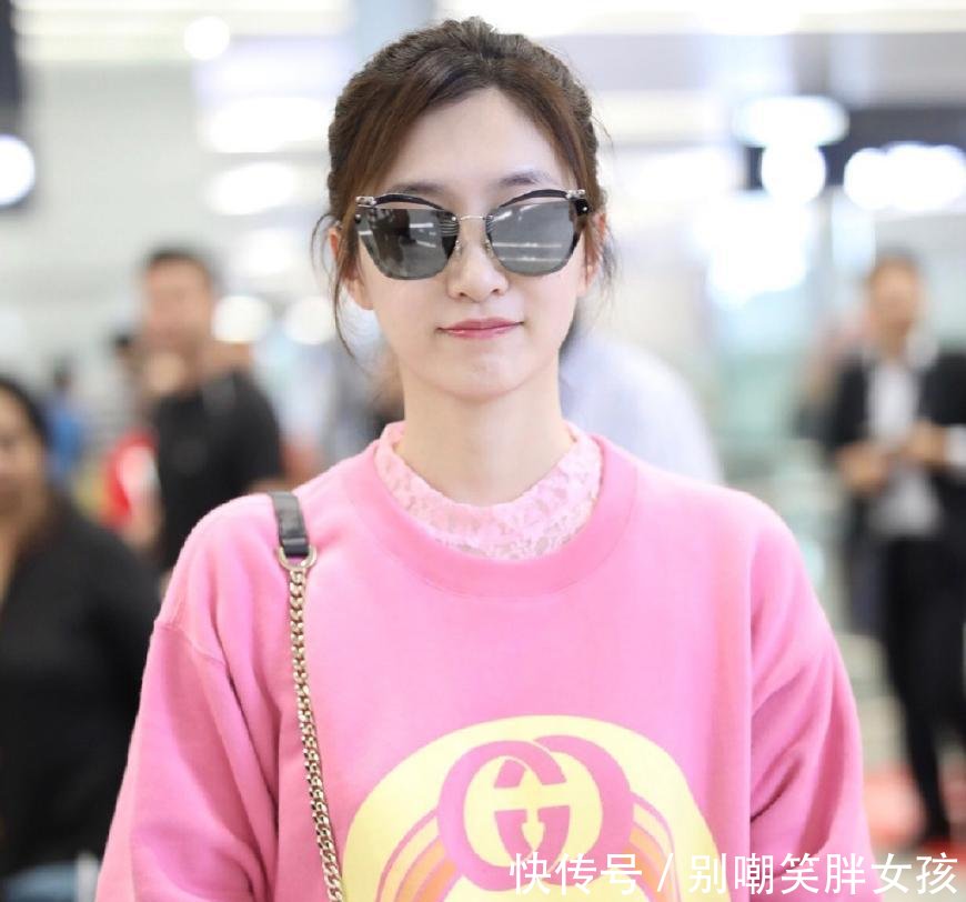 32岁江疏影现身, 粉衣粉裙里穿蕾丝, 美成少女示范!