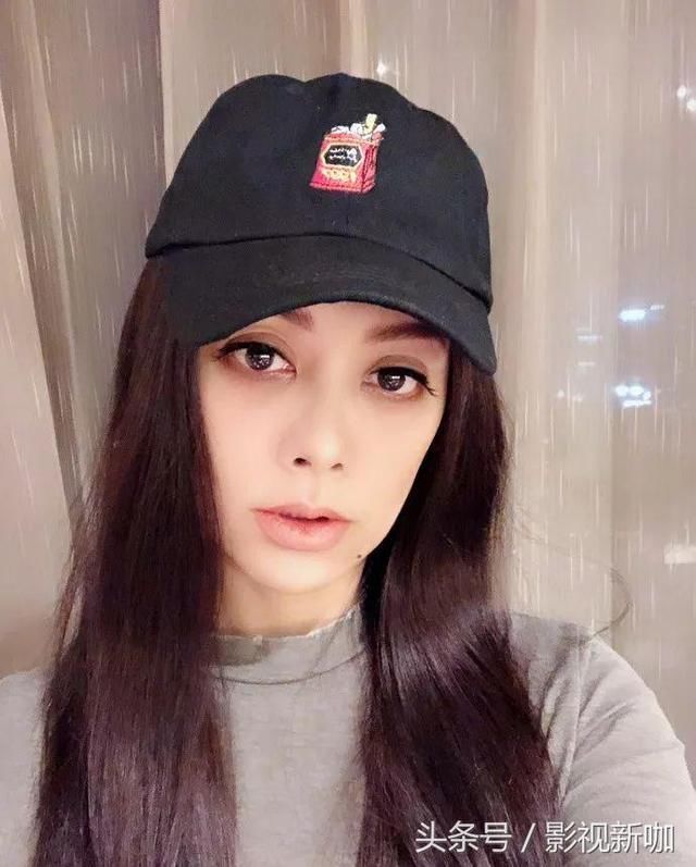 46岁宁静戴假发装嫩,化淡妆点缀,网友:睫毛快“冲出”屏幕了!