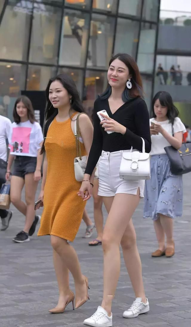 知性御姐白色紧身裤大秀修长美腿，火辣身材吸引了无数路人的眼球