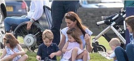 凯特王妃再穿平价连衣裙,草地奔跑很活泼,胸前扣子成负担