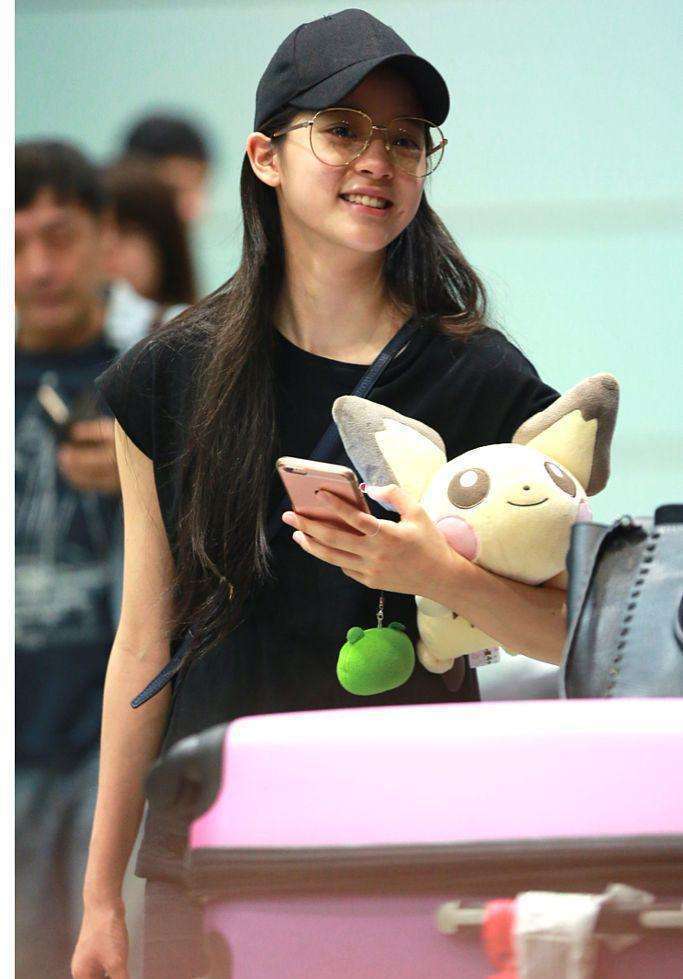 18岁欧阳娜娜素颜现身机场，离开修图化妆的她竟惊艳全场