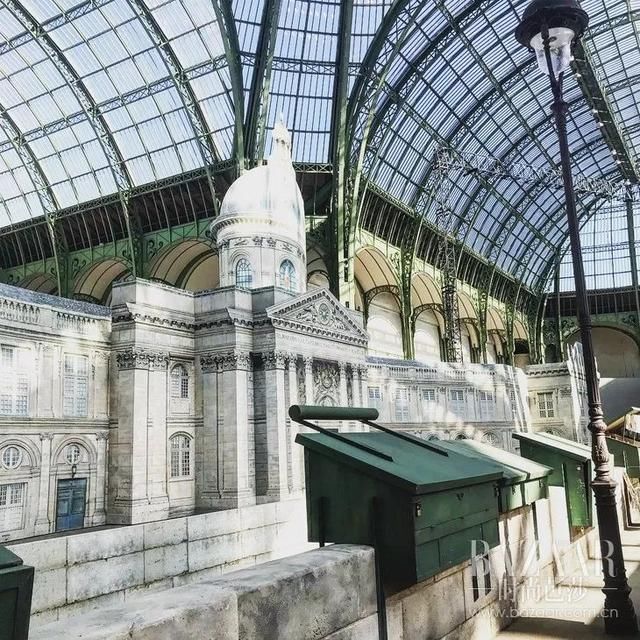 塞纳河倒映的Chanel高定，流淌的是左岸的旧时光