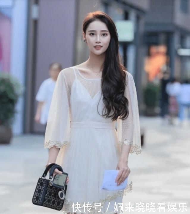  【迷人】紧身裙小姐姐, 真是魅力十足呢