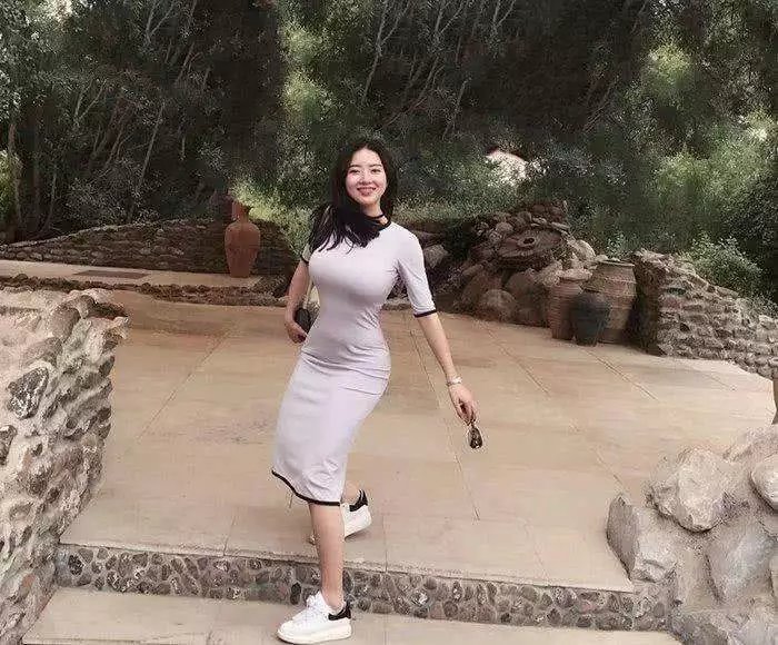 街拍：身材出众的女生, 走到哪都是焦点, 她们的魅力令人陶醉