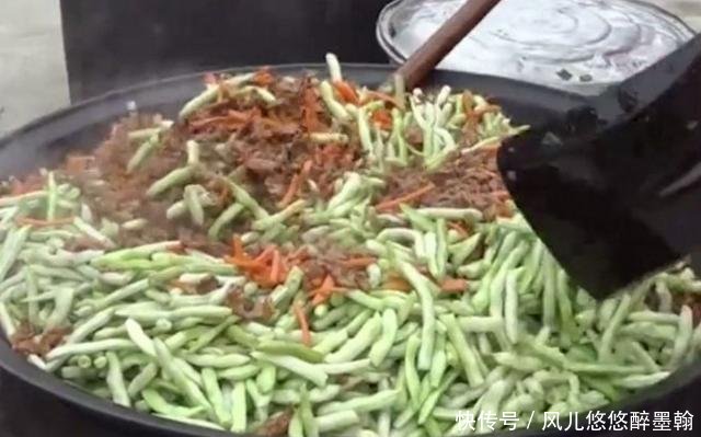 退休老人工地卖它，10元1碗，还能免费续碗，30分钟被一抢而空！