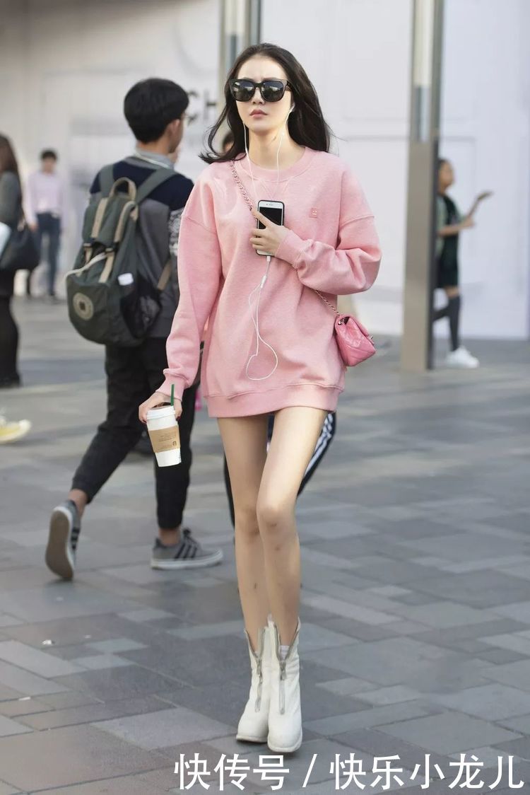 『美女』街拍美女:粉色卫衣搭配