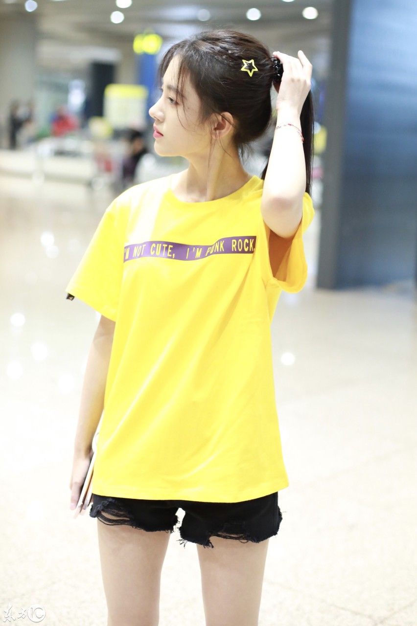 图说|鞠婧祎现身机场，黄T牛仔裤侧颜超完美!