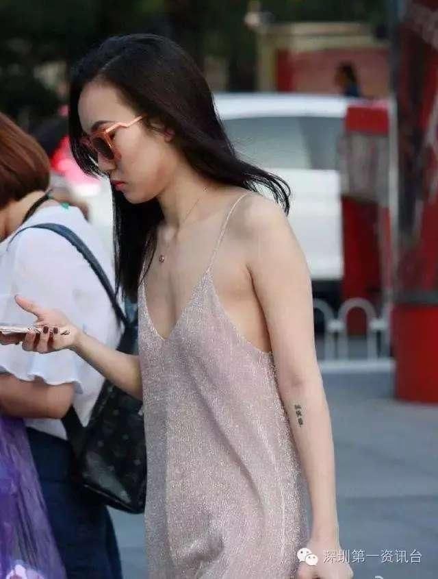 街拍, 美女胆子太大了, 真空出街一点都不怕被看