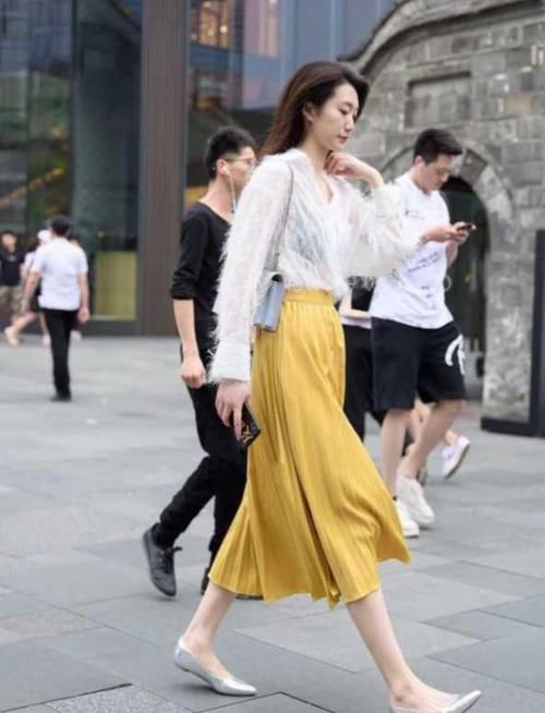  「搭配」街拍：身材苗条的美女，一件白色上衣配黄色长裙，时尚唯美好身材