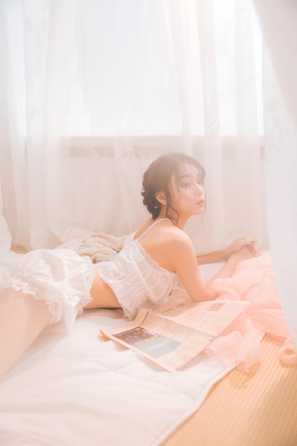 性感吊带内衣美女薄纱妖娆写真图片