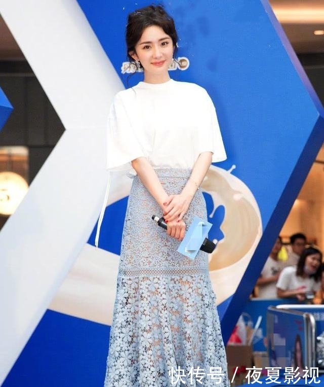  时髦精女孩■白T只做内搭太可惜，学达人三个''时髦心机''，脱下外套也超美！