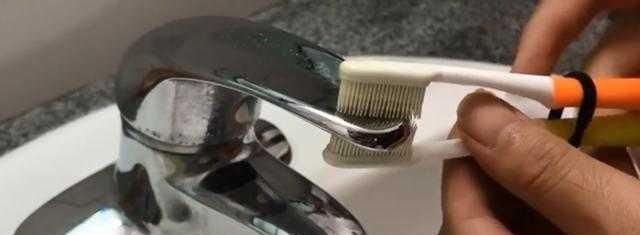  厨房：旧牙刷别扔掉，两根绑一起放厨房，全家个个抢着用！