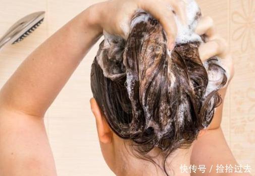 【早上洗头还】早上洗头和晚上洗头,哪个更健康多久洗一次头发最好