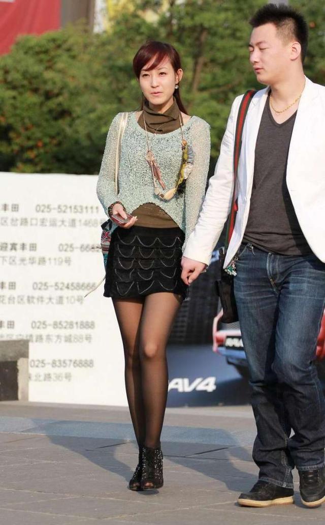 甜美小姐姐紧身包臀裙，S型的曲线，精致的五官吸睛