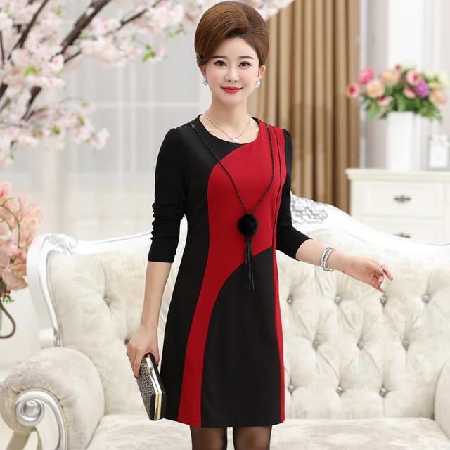 看了妈妈，才知道原来自己这么土！瞧她穿的，参加婚礼像个贵妇人