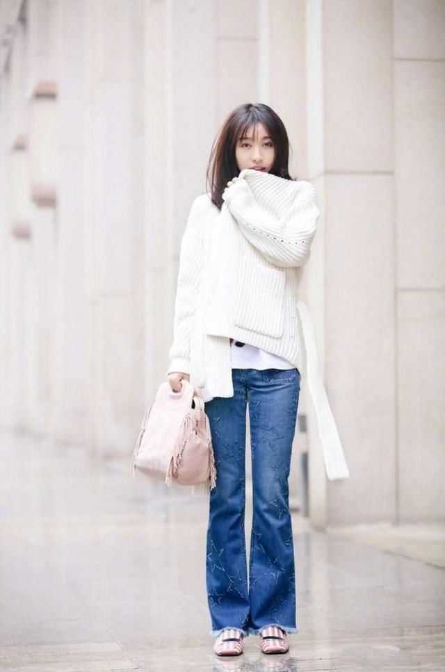 李菲儿真敢穿!斜肩裙上面包不住，网友:大饱眼福