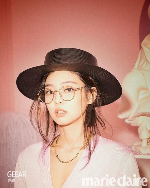 『亲自』BLACKPINK人间香奈儿Jennie亲自设计的银镜也太时尚了！