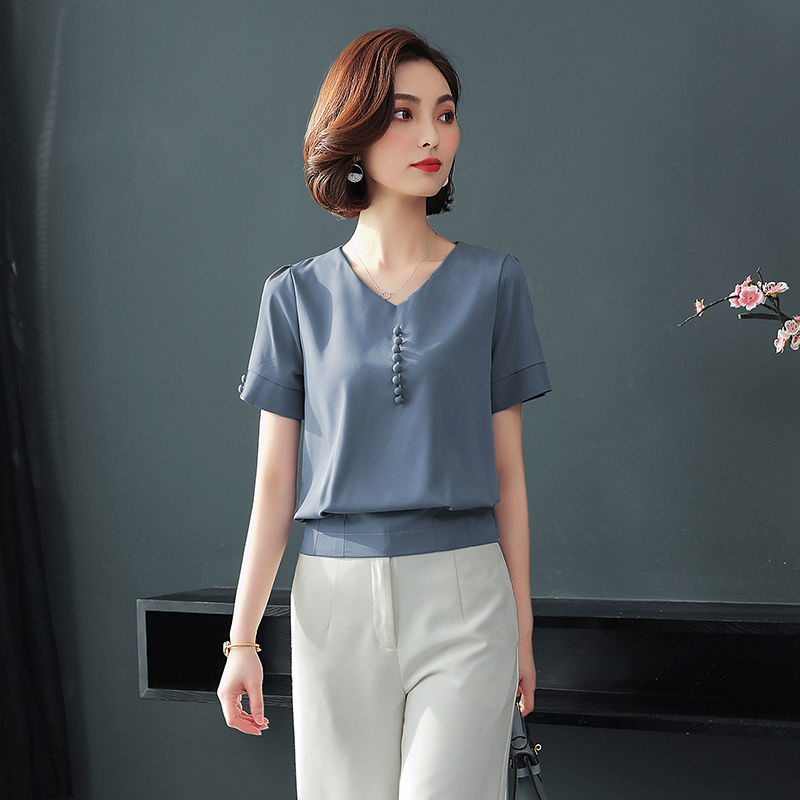 现在特流行这样穿:”裤子失踪“穿，宽松T恤+短裤，时尚时尚