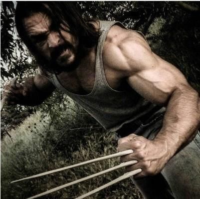 [男子]法国男子痴迷金刚狼，追星追出一身肌肉