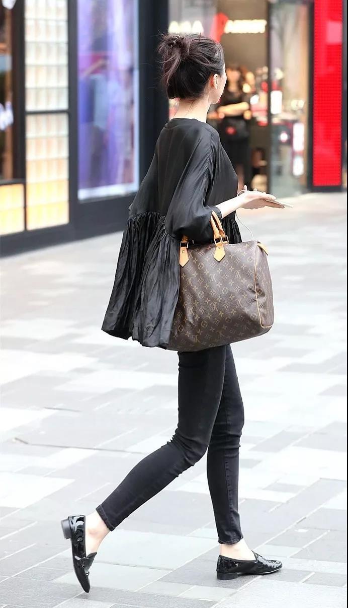 广州街拍 牛仔裤美女 勾勒好身材曲线太传神 很潮范儿