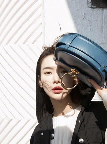 戚薇不带眼妆拍杂志，瞬间被“打回原形”，网友:完全换了一个人