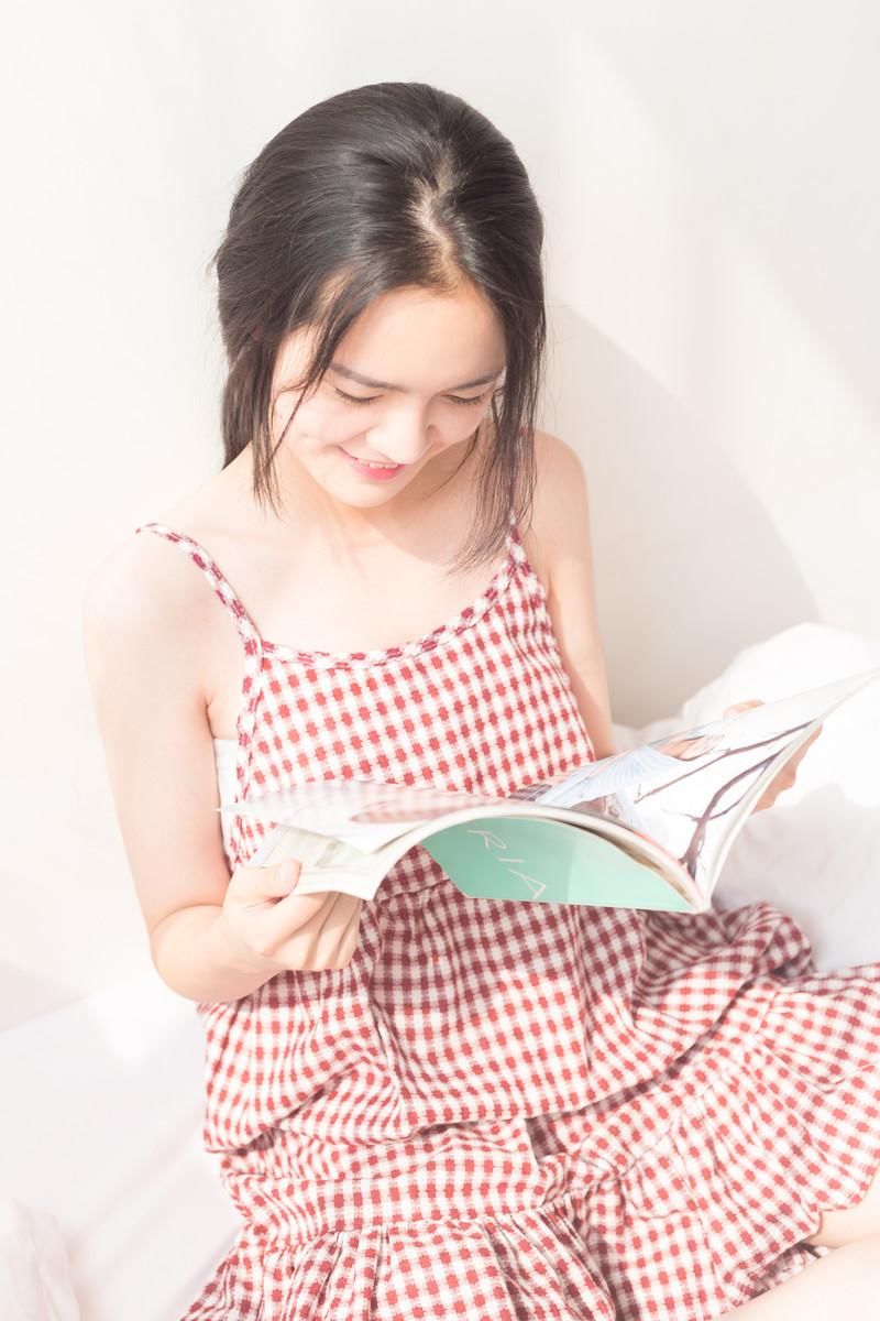 格子裙美女性感诱人床上写真图片