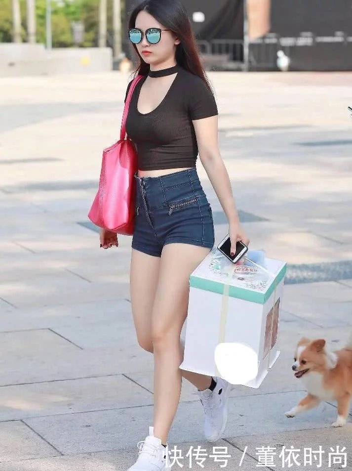 小姐姐低胸装惊艳出场，小姐姐的腿白皙细腻线条非常的漂亮