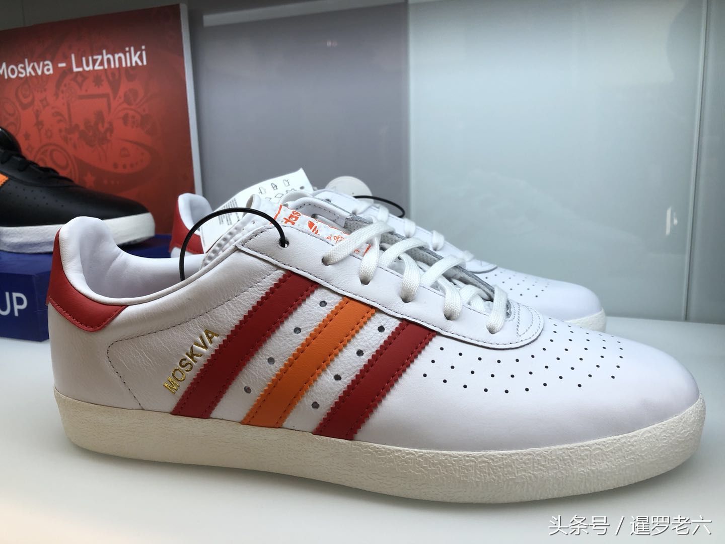 在圣彼得堡看上一双阿迪达斯拖鞋!一千多元的价格，咋这么贵?