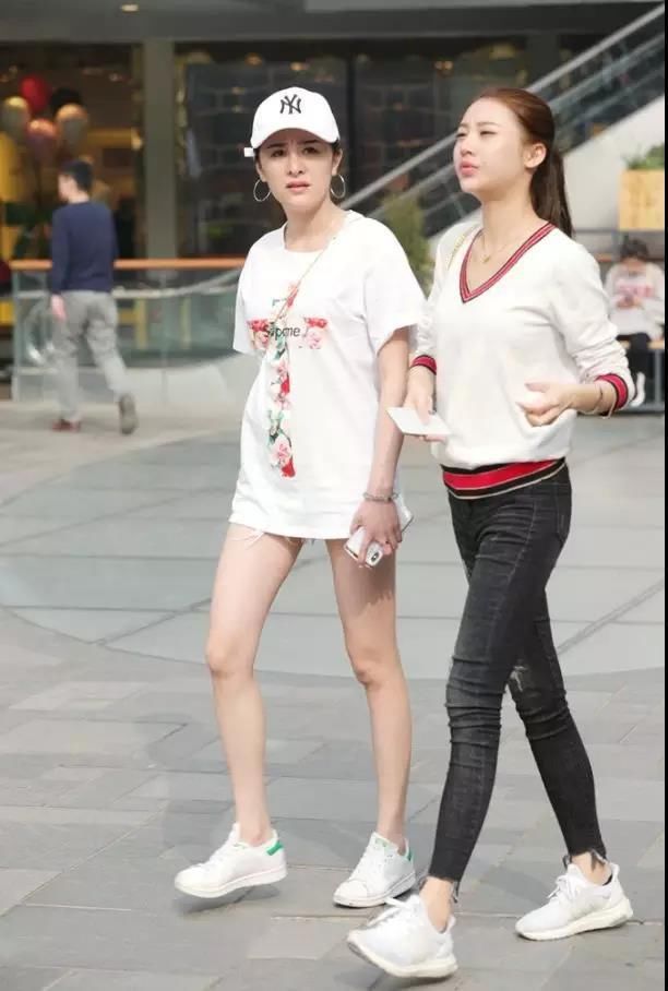 街拍：水灵秀气，肤色白皙的一对性感姐妹花