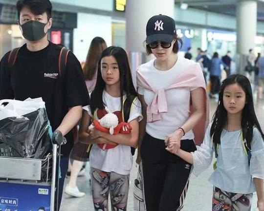 佟大为女儿直接穿条花打底裤出门，长腿藏不住，网友：爸爸选的？