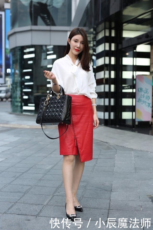 美女|路人街拍,美女运动范的打底裤搭配运动背心,自然又大气