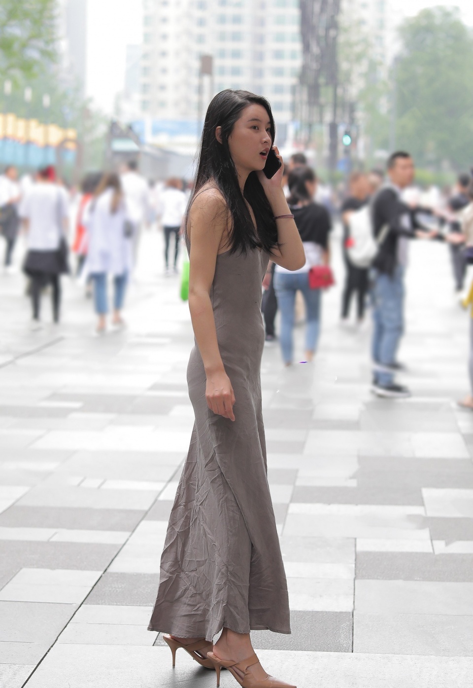 『清爽』丝绸吊带裙穿的像睡衣?get达人的穿搭技巧,清爽透气一气呵成