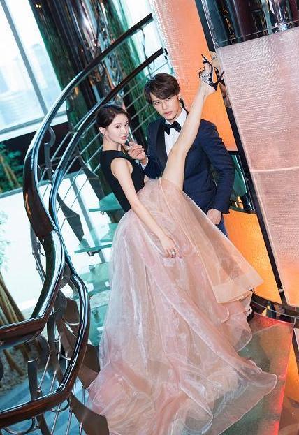 Skr!“萌妃”金晨秀超高难度一字马 网友：确实可以卖艺了！