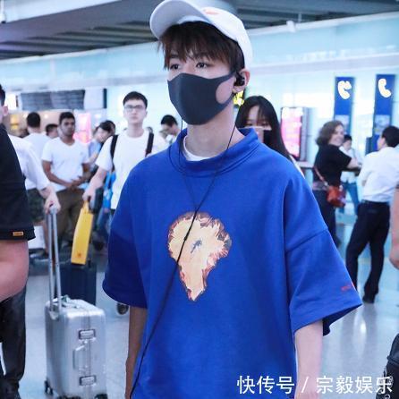 王俊凯、陈立农穿“破洞裤”现机场，谁是“两米”大长腿一目了然